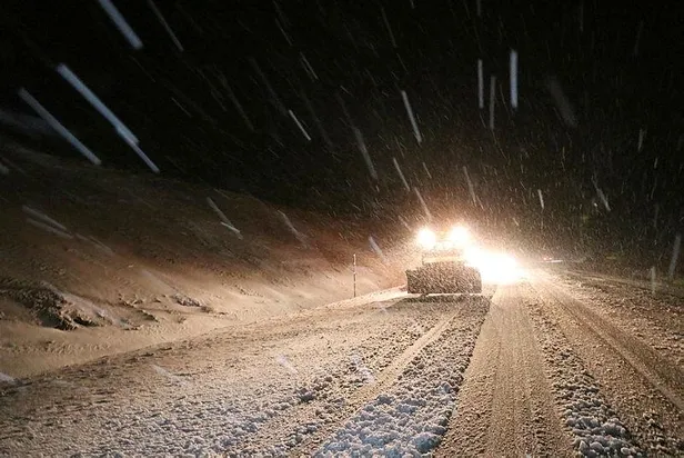 Erzincan-Sivas kara yolunda ulaşım kar ve tipi nedeniyle güçlükle sağlanıyor-1