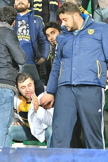Akhisar'da Fenerbahçe tribününde kan aktı-1
