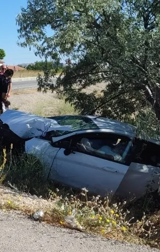 Tabelaya çarpan otomobil şarampole düştü: 2 ölü, 3 yaralı