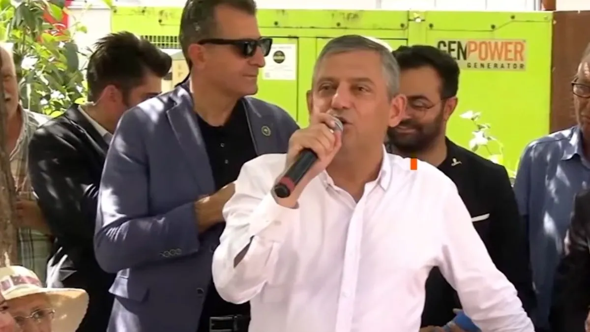 Özgür Özel kendi partisinin adını unuttu! Yanındakiler uyardı düzeltme yaptı