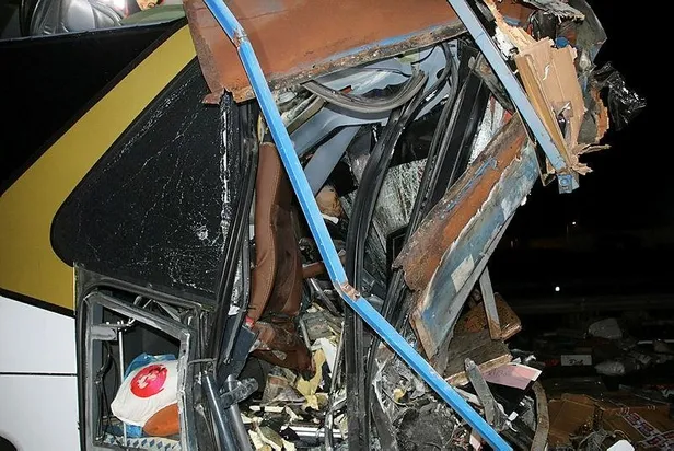 Düzce'de otobüs, otoyolda hatalı dönüş yapan TIR’a çarptı: 2 ölü, 35 yaralı-1