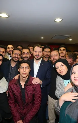 Bakan Albayrak gençlerle bir araya geldi