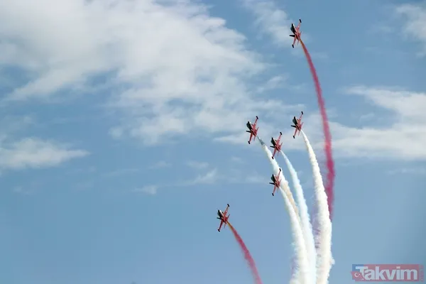 Türk Yıldızları ve SOLOTÜRK'ten nefes kesen gösteri! - 14