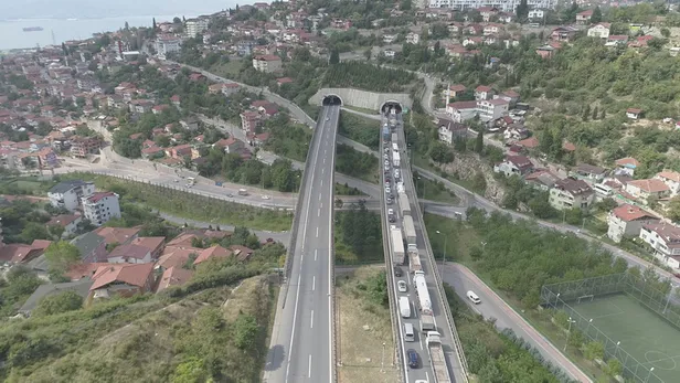 TEM'de trafiği kilitleyen zincirleme kaza! 7 kilometrelik kuyruk oluştu-4