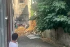 Beyoğlu'nda 2 katlı metruk bina çöktü: Park halindeki otomobil molozların altında kaldı