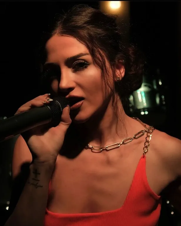 yansi-dilan-ozcolpan-kimdir-kac-yasinda-oses-turkiye-yarismacisiyla-unlu-olan-sarkici-yansi-dilan-ozcolpan-ner-1649863847725.jpeg O Ses Türkiye yarışmasıyla ünlü olan şarkıcı Yansı Dilan Özçolpan nereli, mesleği ne? Yansı Dilan Özçolpan kimdir, kaç yaşında?-2