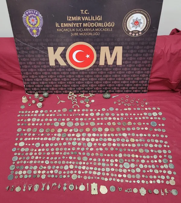 izmirde-tarihi-eser-operasyonu-552-sikke-ve-80-parca-kucuk-metal-esya-ele-gecirildi-1637326916730.jpg