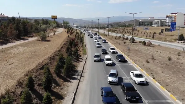 tatil-yolculugu-basladi-43-ilin-gecis-noktasinda-trafik-yogunlugu-1657130305102.jpg Tatil yolculuğu başladı: 43 ilin geçiş noktasında trafik yoğunluğu-3