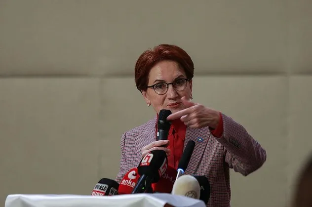 6+1'li terör masasının ortağı Meral Akşener'in maskesi bir günde iki sefer düştü! Teröriste terörist diyemeyen İyi Parti