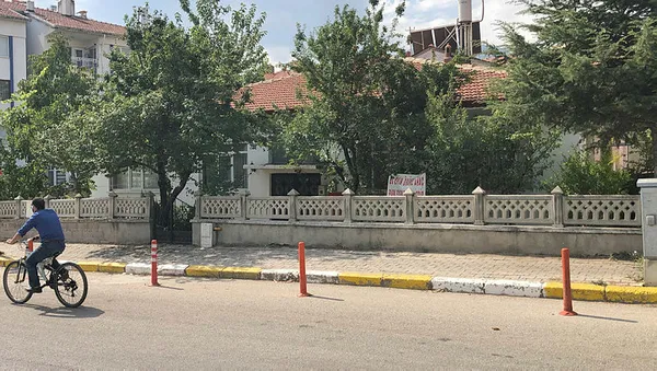 1631621735988.jpg Komşularına kızdı evine astı! Pankarttaki yazıyı görenler şoka girdi-4
