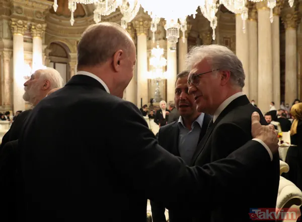 Hakan Ural Dolmabahçe Sarayı’nda gerçekleşen iftardan Başkan Recep Tayyip Erdoğan ile fotoğrafını paylaştı: "Sevmek ayıp mı yahu" - 37