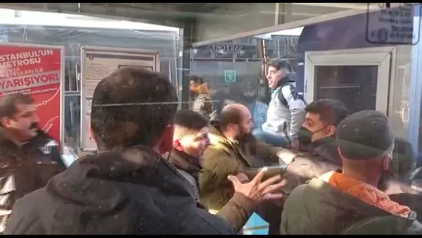 istanbulda-toplu-ulasimda-kriz-lalelide-tramvaya-binmek-isteyenler-arasinda-kavga-cikti-1618555084999.jpg