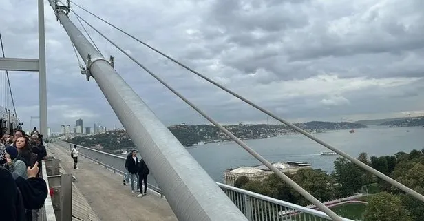 Son dakika: İstanbulluların ulaşım çilesi bitmiyor! Metrobüs 15 Temmuz Şehitler Köprüsü’nde arızalandı! Yolcular yürümek zorunda kaldı
