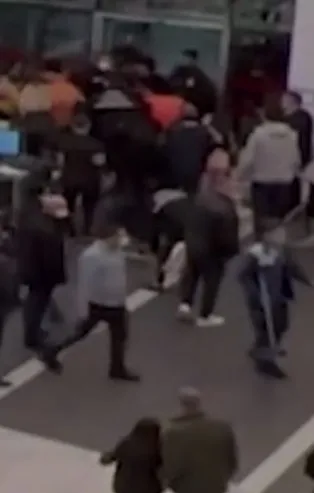 AVM'de ortalık karıştı: Yumruk yumruğa kavga