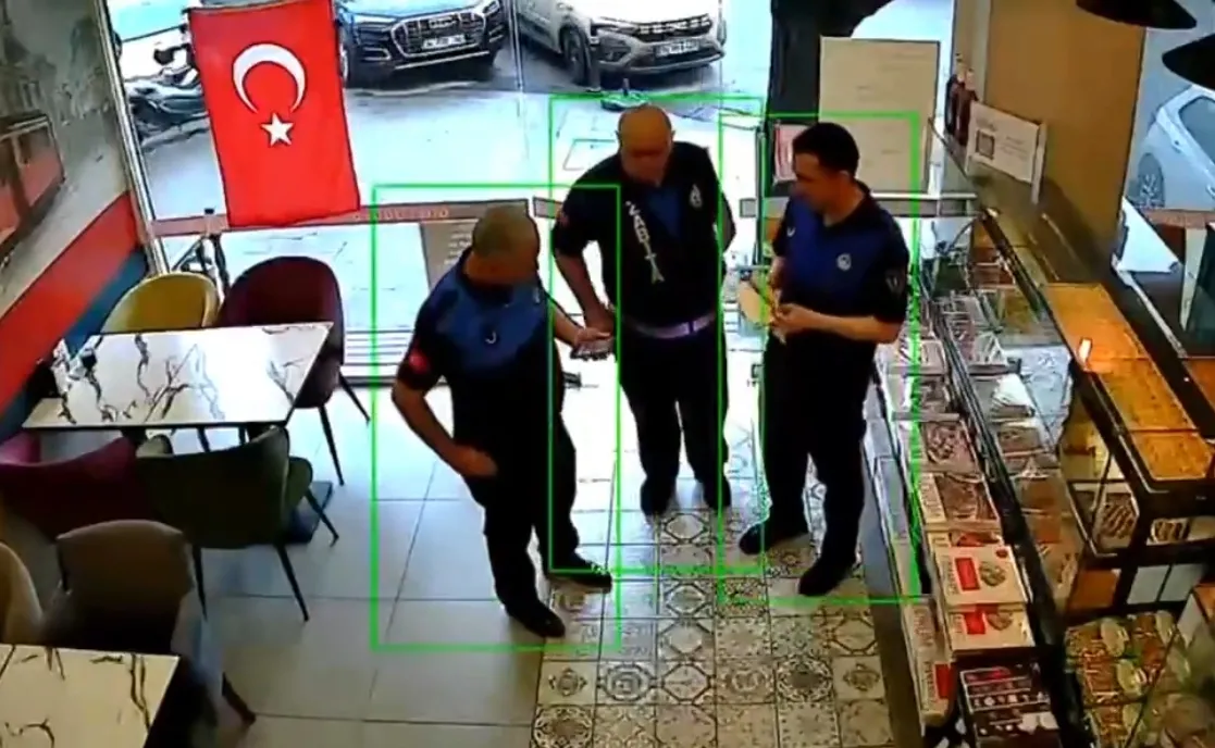 chpli-tutuncuye-selam-vermeyen-esnafa-zabita-sopasi-tekrar-tekrar-gelip-ceza-yazdilar-1779359044414.jpg CHP’li Tütüncü’ye selam vermeyen esnafa zabıta sopası! Tekrar tekrar gelip ceza yazdılar | Zorbalık güvenlik kamerasında-5