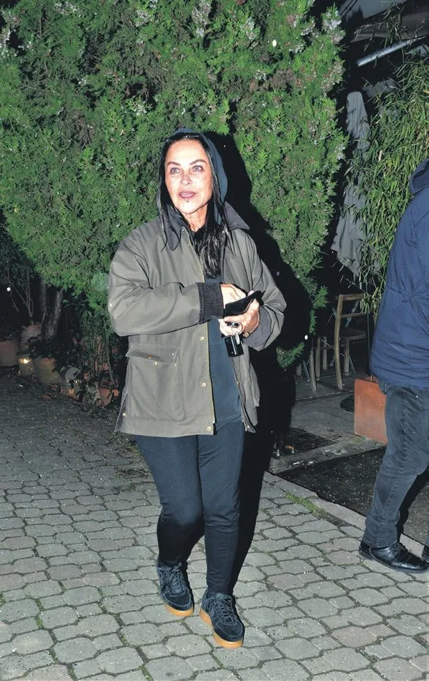 safak-sezer-hulya-avsari-tiye-alinca-fena-kizdirdi-unlu-sanatcidan-sazan-tepkisi-1642964925900.jpeg Şafak Sezer Hülya Avşar'ı Ti'ye alınca fena kızdırdı! Ünlü sanatçı "sazan" diyerek tepki gösterdi-3