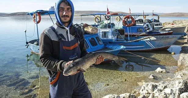 Keban Baraj Gölü’nde balıkçıların zorlu av güncesi: Güneş batarken oluşan kızıllık bizi çok etkiliyor