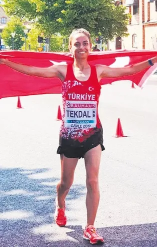 PKK'lı teröristler Türk kafilesini İsveç'te sözlü olarak taciz etti