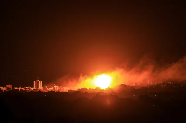 İsrail uçakları Gazze'yi bombalıyor