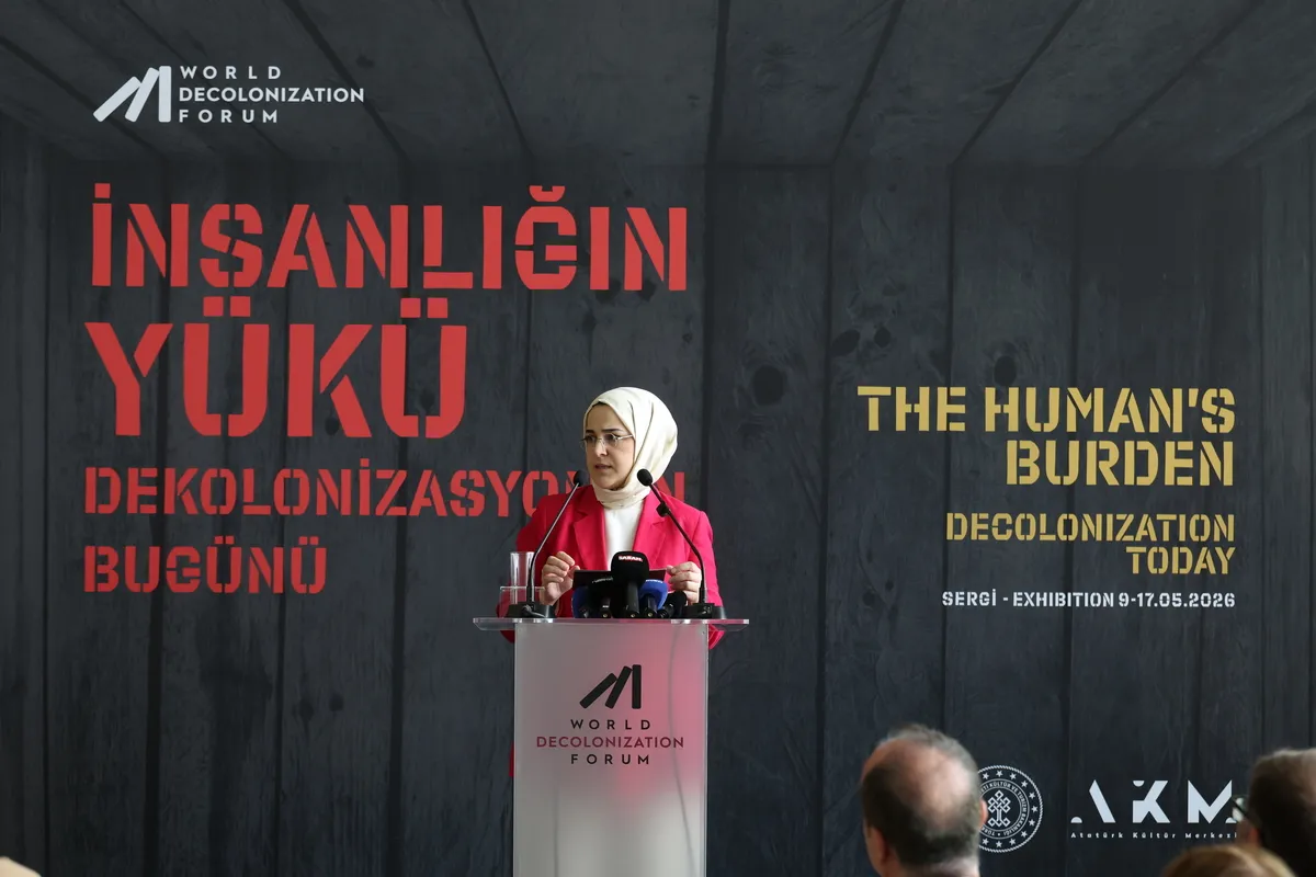 world-decolonization-forum-insanligin-yuku-dekolonizasyonun-bugunu-sergisi-ile-basladi-1778337200018.jpg World Decolonization Forum, “İnsanlığın Yükü: Dekolonizasyonun Bugünü” Sergisi ile Başladı-3