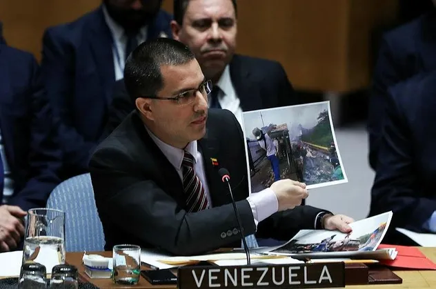 Venezuela'ya gelen 'insani yardım' kamyonundan bakın ne çıktı!