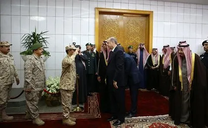 Erdoğan, Suudi Arabistan’da resmi törenle karşılandı