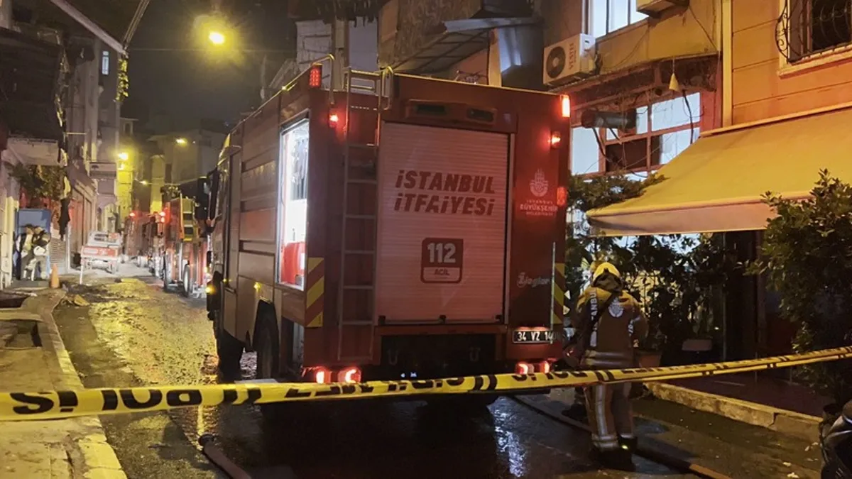Beyoğlu'nda kız isteme faciası! Havai fişek evi yaktı: 8 kişi hastanelik oldu