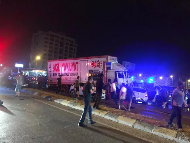 Son dakika: Freni patlayan kamyon, ışıkta bekleyen 11 aracı biçti: 12 yaralı-2
