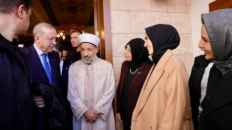baskan-erdogan-cuma-namazini-ornek-mahallesi-merkez-camisinde-kildi-1771649809883.jpeg Başkan Erdoğan, cuma namazını Örnek Mahallesi Merkez Camisi'nde kıldı-4