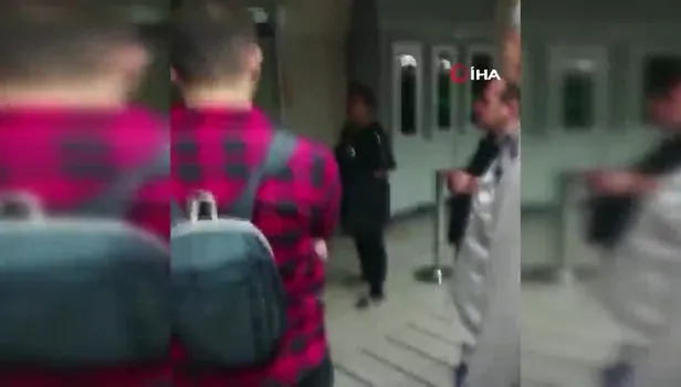 Karaköy’de başörtülü kızlara saldıran provokatör kadının yeni görüntüleri ortaya çıktı! Daha önce de aynısını yapmış