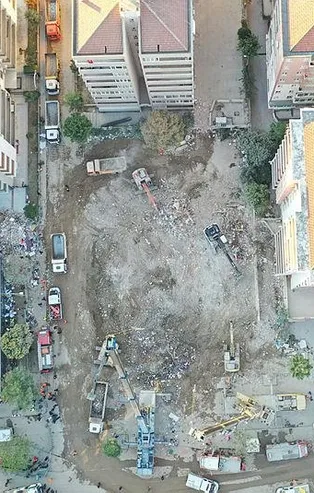 Son dakika: İzmir depreminden yeni görüntü! Rıza Bey Apartmanının çökme anı ortaya çıktı