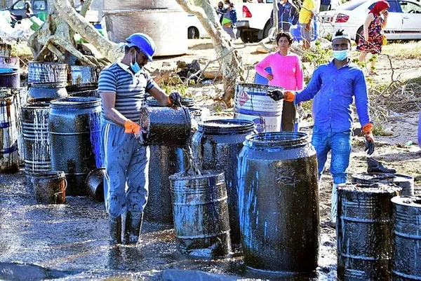 Mauritius'daki petrol felaketine karşı halk saçlarını bağışlıyor-3