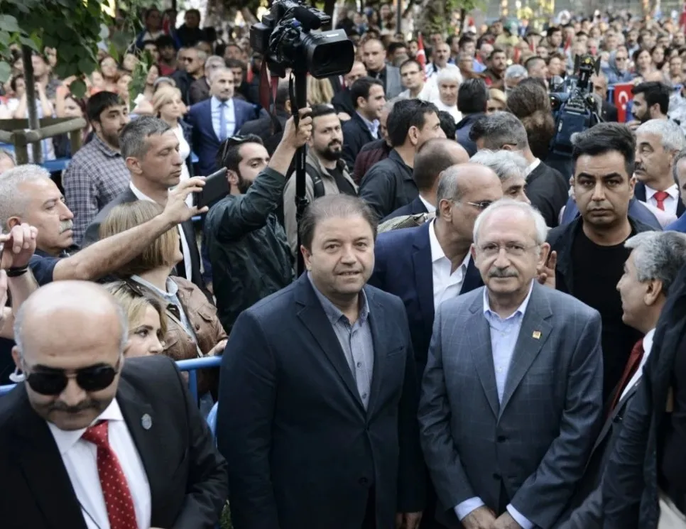 Ekremciler-Kemalciler kavgasında ayakkabı raundu!