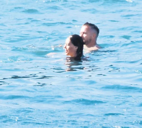 Ünlüler Bodrum'da romantizme doydu: Tarık Emir Tekin ve Fransız sevgilisi Sofia her saniye sarmaş dolaştı-8