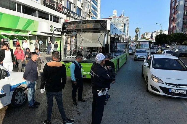 Adana'da cipteki kadınlar, yol vermediği iddiasıyla kadın otobüs şöförünü dövdü