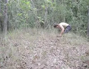 Çimleri kullanarak kulübe yaptı!