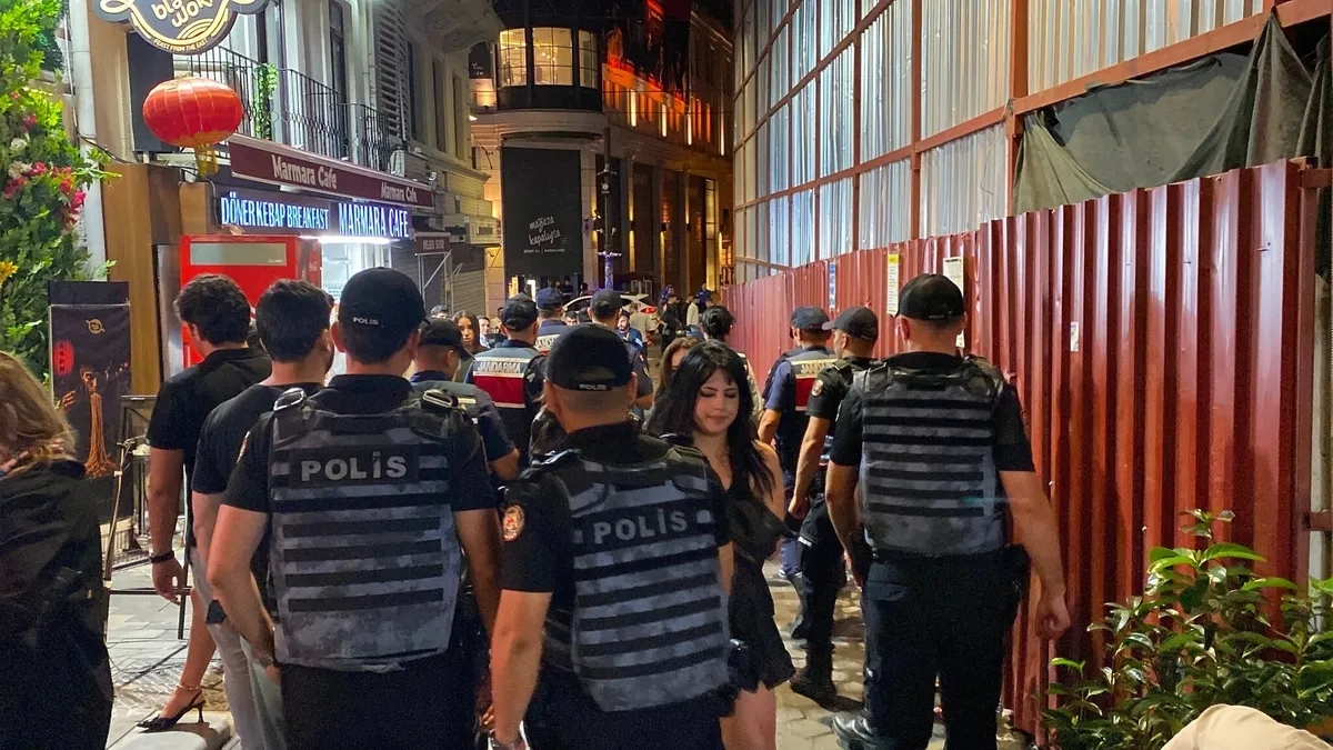 istanbulun-kalbinde-gece-yarisi-operasyonu-taksim-ve-sislideki-eglence-mekanlarina-baskin-1789269551362.jpeg Taksim ve Şişli'deki gece kulüplerine narkotik baskın! Jandarma ve polisten "Ailem Güvende" operasyonu-3
