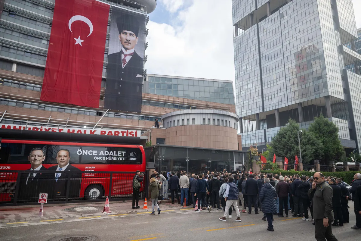 1779615073352.jpg Özgür Özel cephesinden Kılıçdaroğlu ekibine Beker’li barikat | İhanetin fotoğrafı: Kılıçdaroğlu’na oy vermeyen ismin otobüsü-6