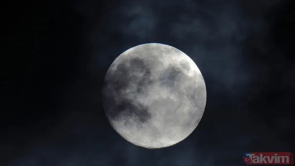 Dolunayın Ardından İse Aydınlık Alan Azalmaya Başlıyor. Azalan Evrelerde Ay'ın Parlak Kısmı Küçülürken, Son Dördünde Yeniden Yarım Görünüm Alıyor. Süreç,...