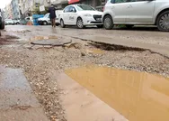 CHPli Karabağlarda bozuk yol çilesi! Vatandaşlar isyanda: Kazmasını biliyorlar geri toparlanmasını bilmiyorlar