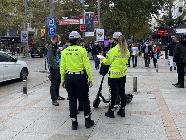 istanbulda-elektrikli-scooter-denetlemesi-bagdat-caddesinde-kaldirimda-ilerleyen-4-kisiye-bin-256-lira-ceza-kesildi-1635347063460.jpg