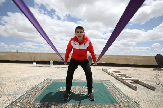 Belçika'da koronavirüsten ölen yaşlı bir kadının elleri tüyler ürpertti!-5