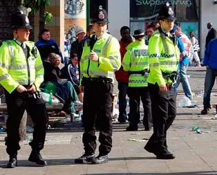 İngiliz polisi yoldan çıktı