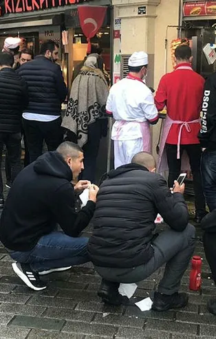 Kısıtlamalar geri geldi! Taksim'de restoranların önü doldu taştı