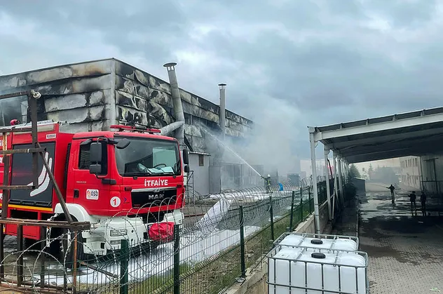 Kayseri'de mobilya fabrikasında yangın! Dumanlar gökyüzünü kapladı