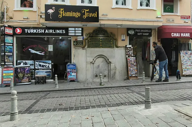 İstanbul'a böyle ihanet etmişler! Tarihi çeşme üzerine bina...