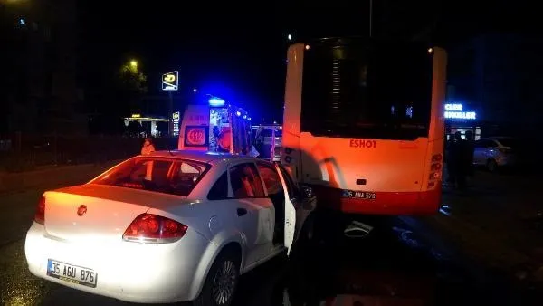 İzmir'de gece yarısı feci kaza! Otomobil park halindeki belediye otobüsüne çarptı: 2'si çocuk 4 yaralı-3