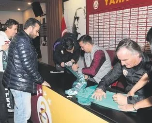 Riekerink ve Muslera taraftarlarla