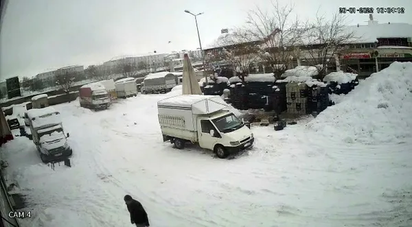 bingolde-bir-vatandas-catidan-dusen-kar-kutlesinden-kil-payi-kurtuldu-1643269468065.jpg