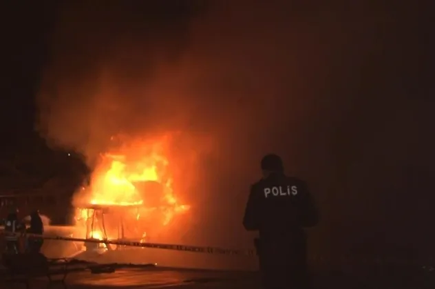 Bebek'te aynı teknede bir günde ikinci yangın: Küle dönen tekne battı